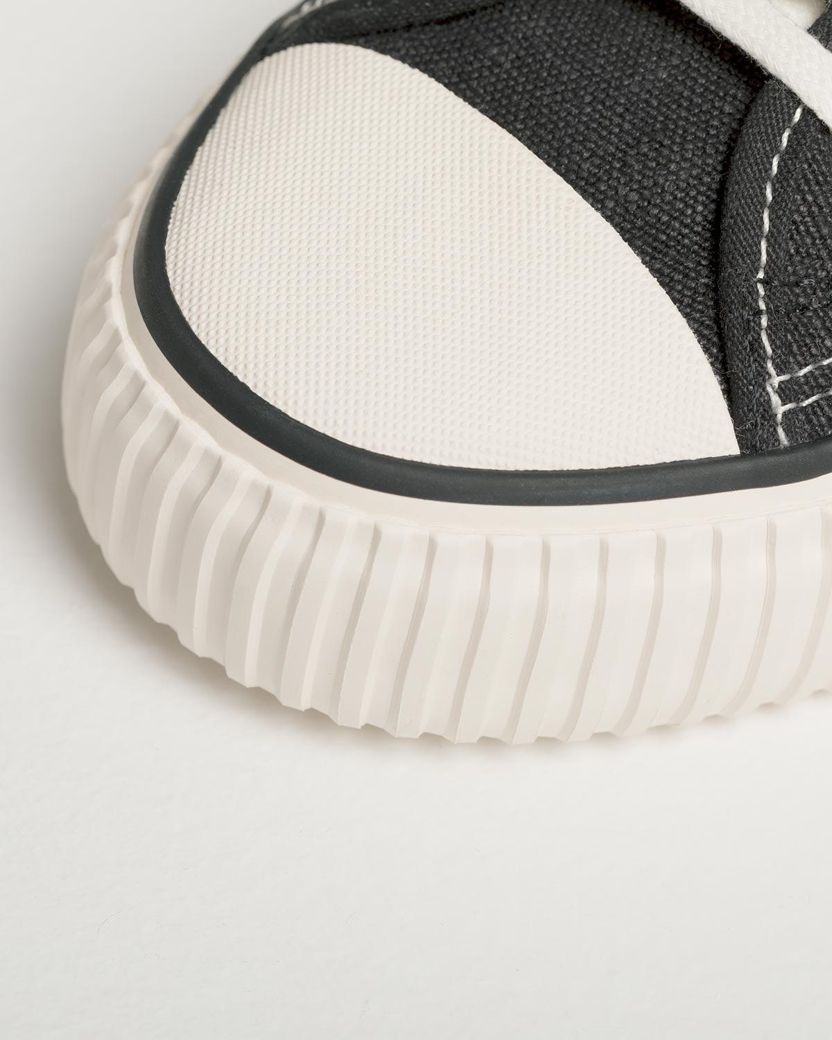 Close-up of off-white rubber toe cap and ribbed sole on Straat Black/White
